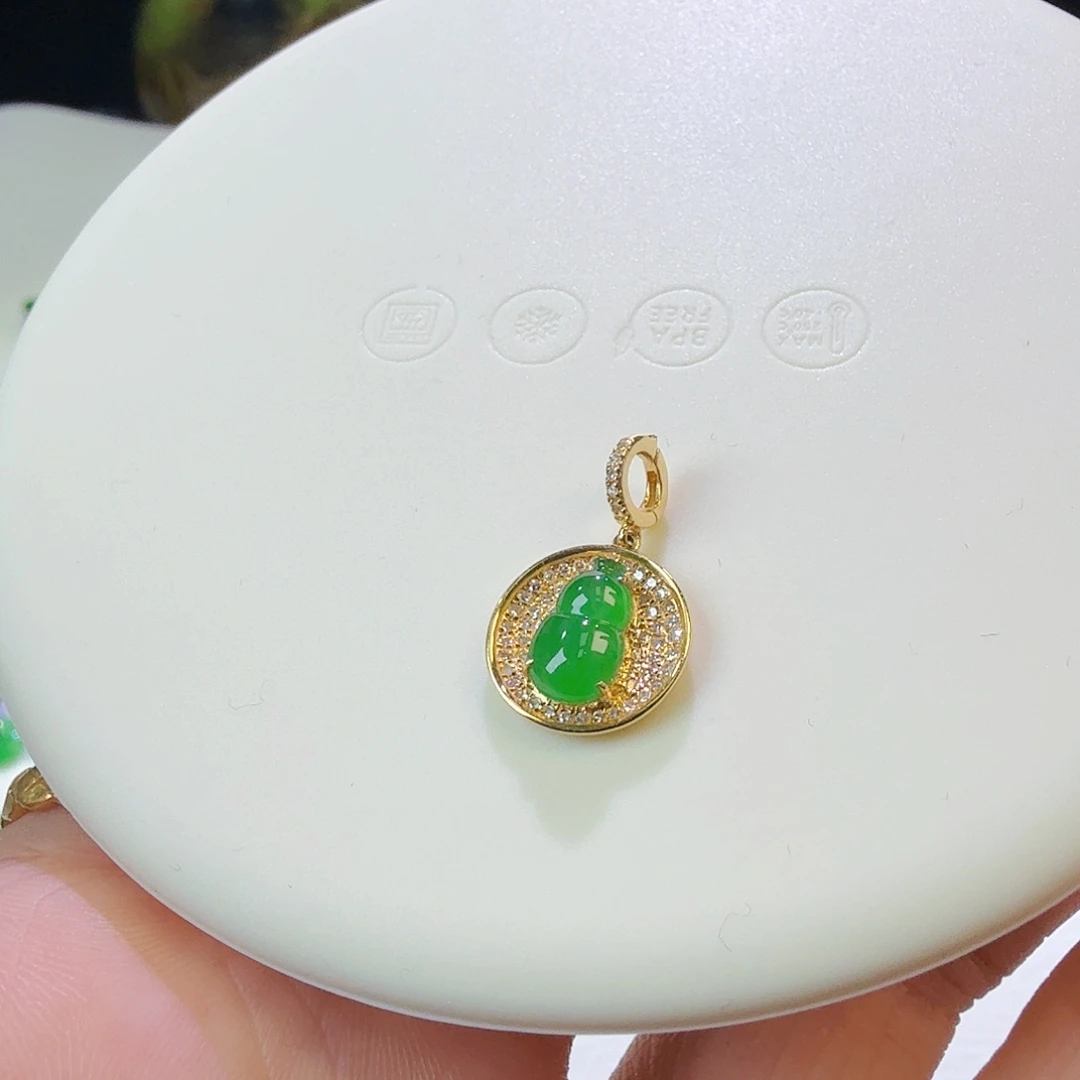 翡翠18K金镶嵌颈饰满绿葫芦