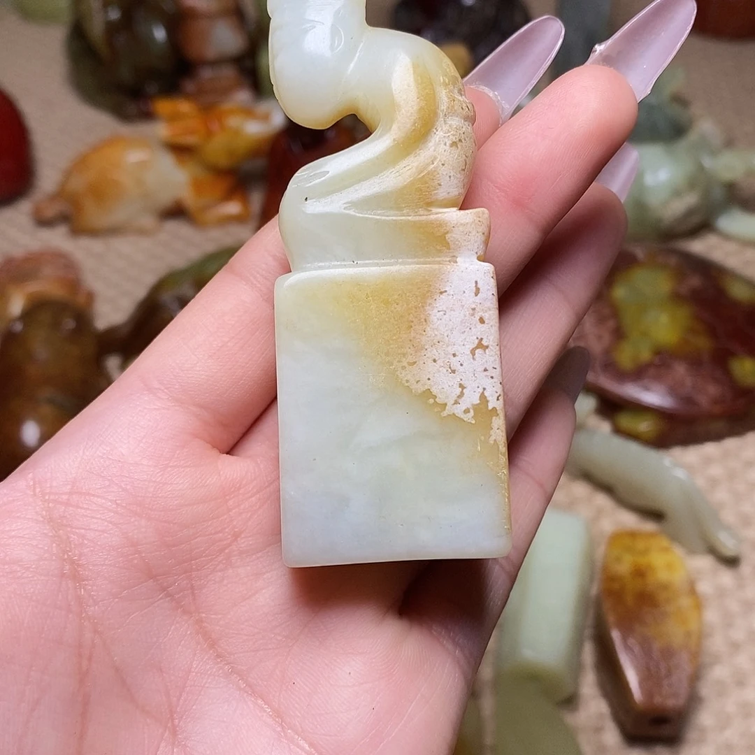 蛇纹石玉足铂镶嵌颈饰