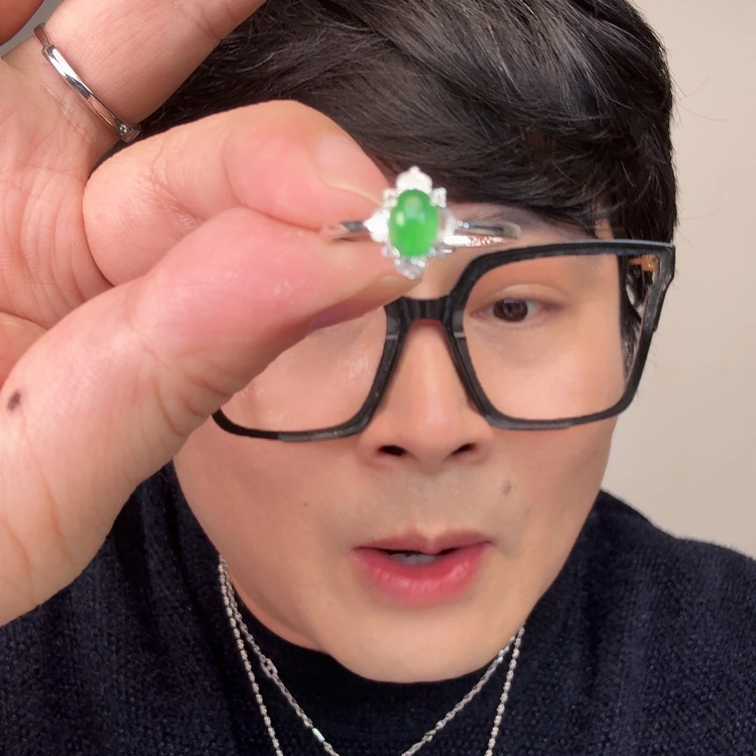 翡翠未镶嵌颈饰一件