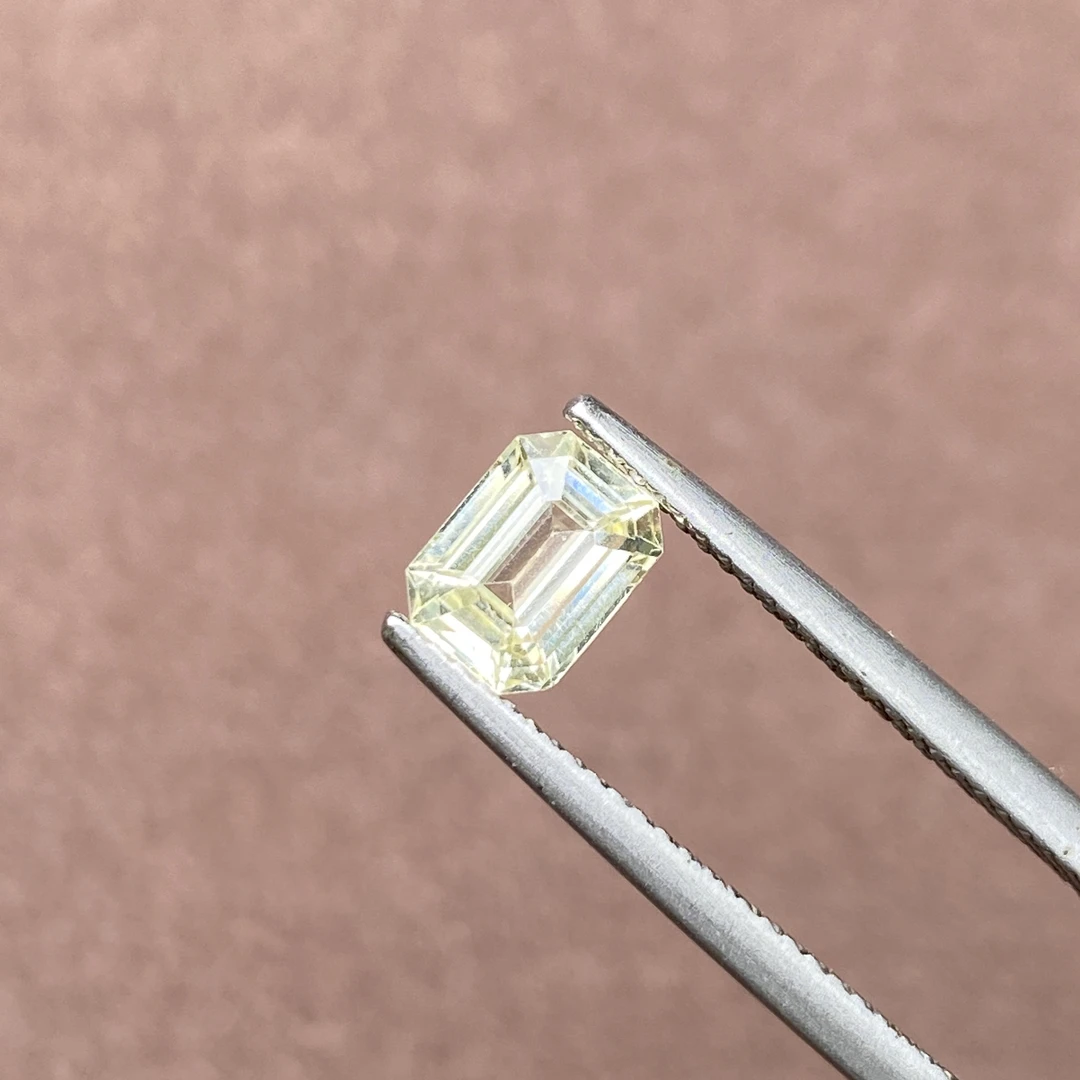 22J235 有烧白色蓝宝石 1.31克拉