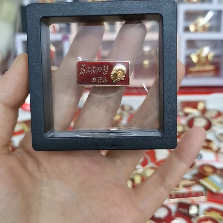 其他普通金属用****2红色收藏纪念章1枚