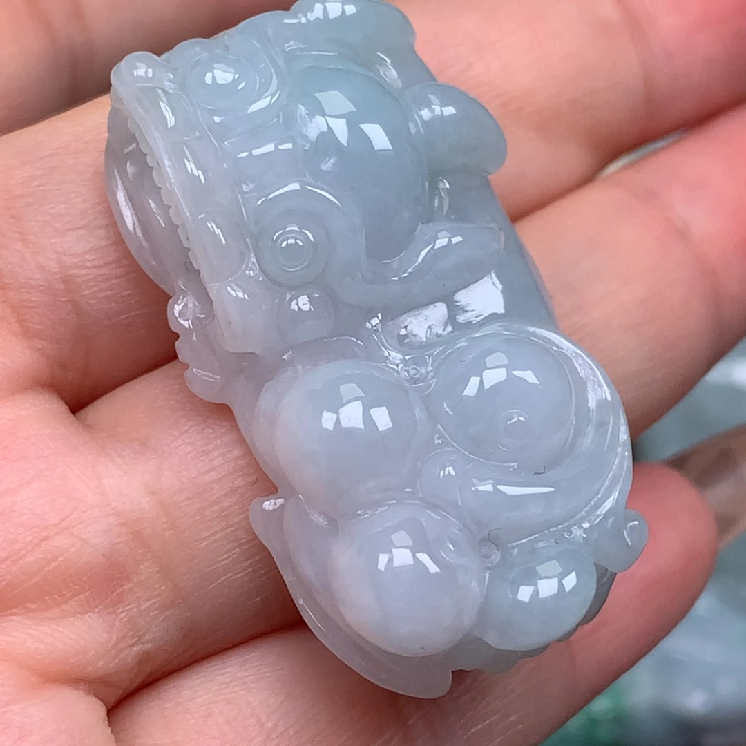 翡翠未镶嵌颈饰貔貅