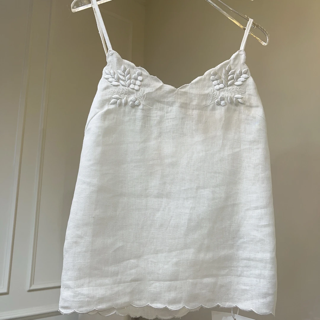 779天丝麻绣花简约百搭法式吊带背心  立体花朵老钱风背心