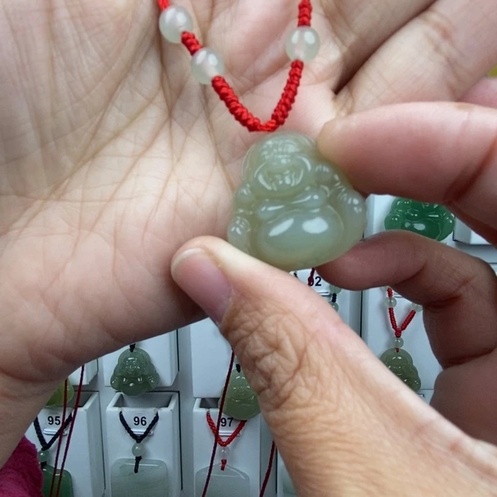 黄***燕和田玉未镶嵌颈饰