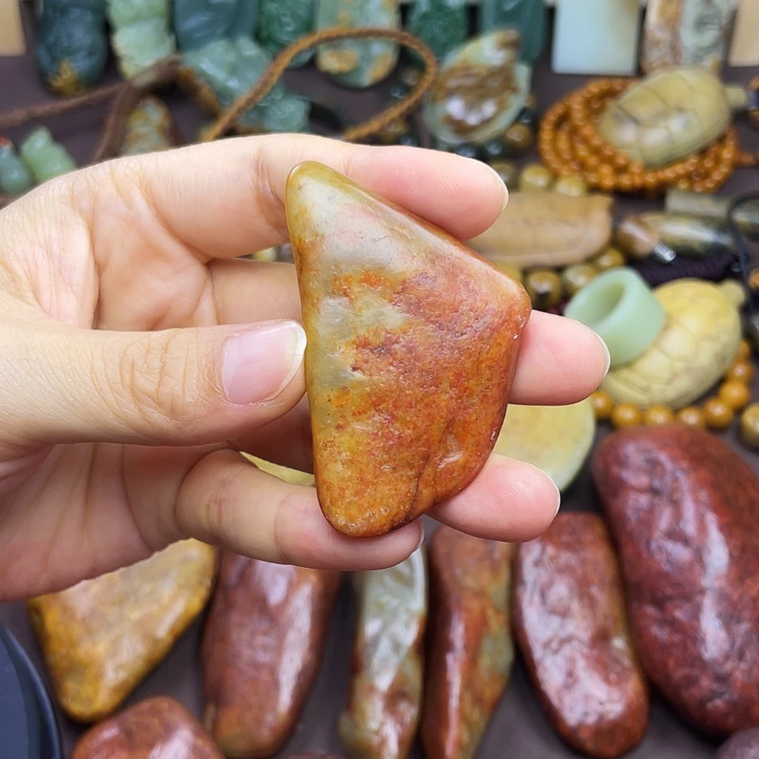 颈饰未镶嵌岫岩河磨玉（透闪石质玉）