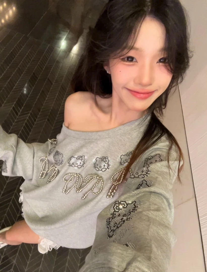 Run菲菲 斜肩高级感重工KT猫烫钻百搭时尚设计感卫衣