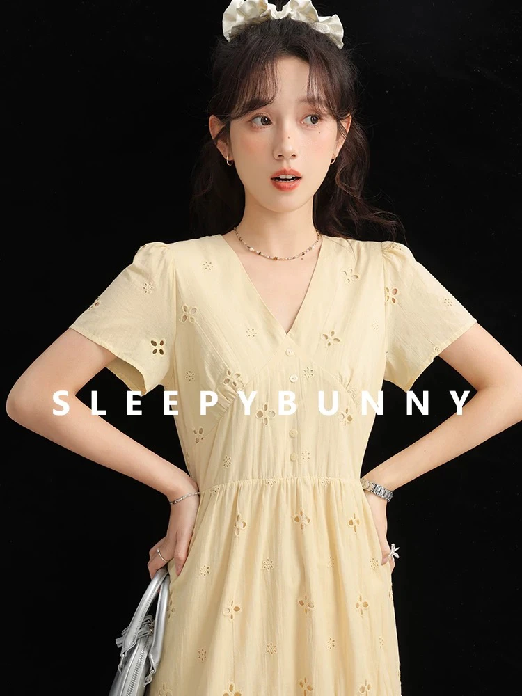 5211法式镂空绣花鹅黄V领连衣裙