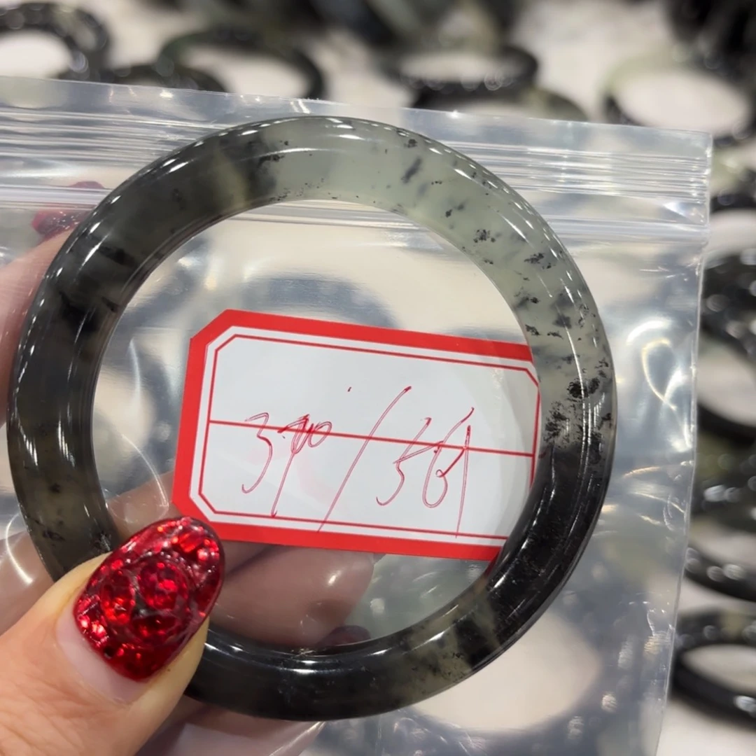 蛇纹石玉手镯未镶嵌?****月