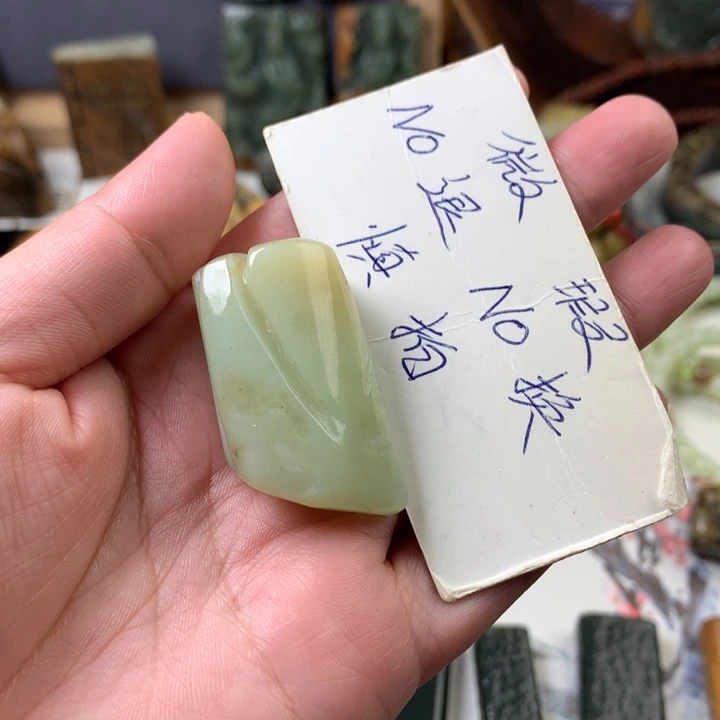 透闪石质玉未镶嵌挂件