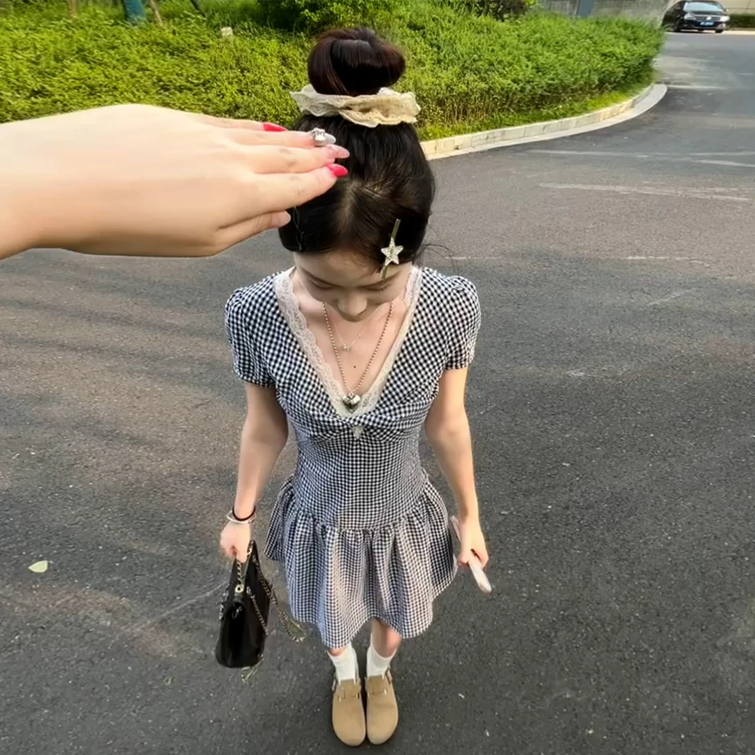 韩系格纹v领连衣裙女夏季2025小个子穿搭蕾丝拼接泡泡袖a字短裙子