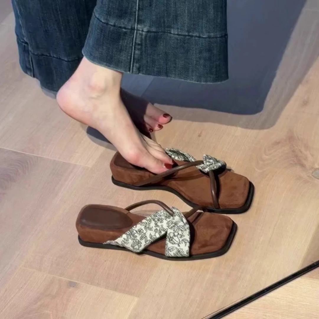 自留版~厚底交叉带方头露趾凉拖鞋女外穿法式配裙子坡跟一字拖鞋