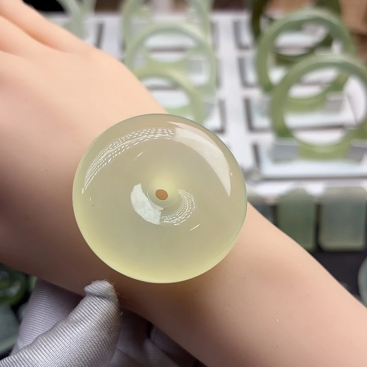 L***u蛇纹石玉未镶嵌颈饰