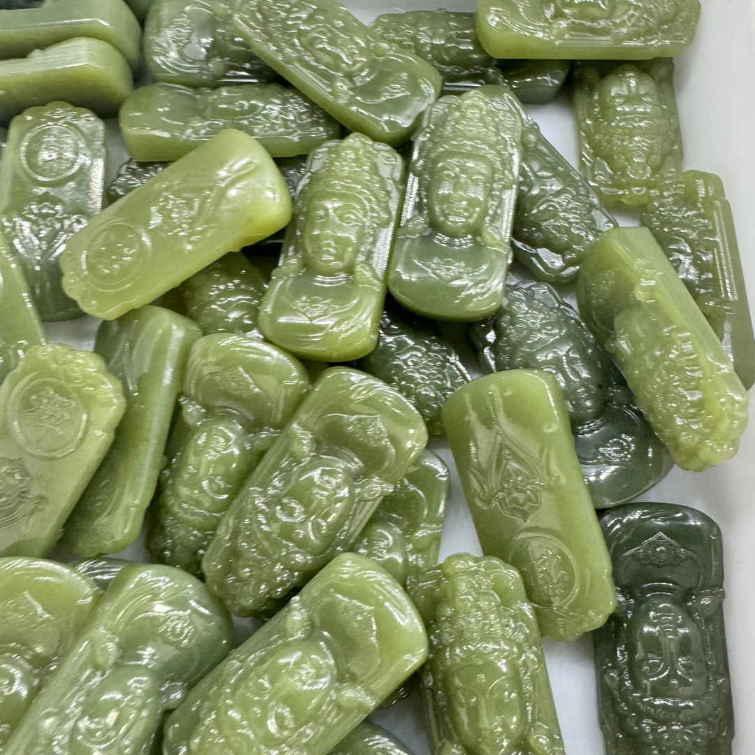 和田玉若羌黄口观音头,微瑕,介意勿拍,保证纯天然的,管回收