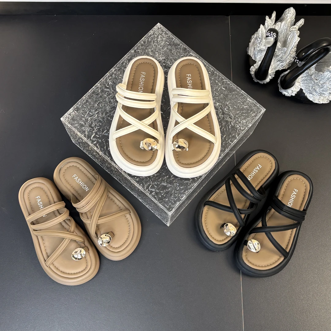 2025夏季时尚百搭软底外穿小众厚底露趾交叉金属贝壳网红凉拖鞋