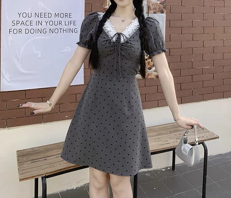 甜辣多多【盐系少女】灰色短袖连衣裙女夏季梨形收腰设计感波点裙