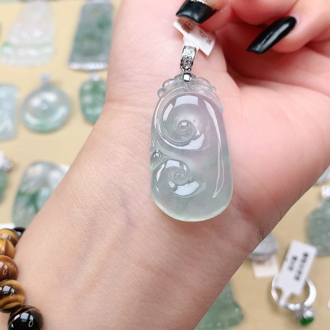 翡翠颈饰18K金镶嵌如意