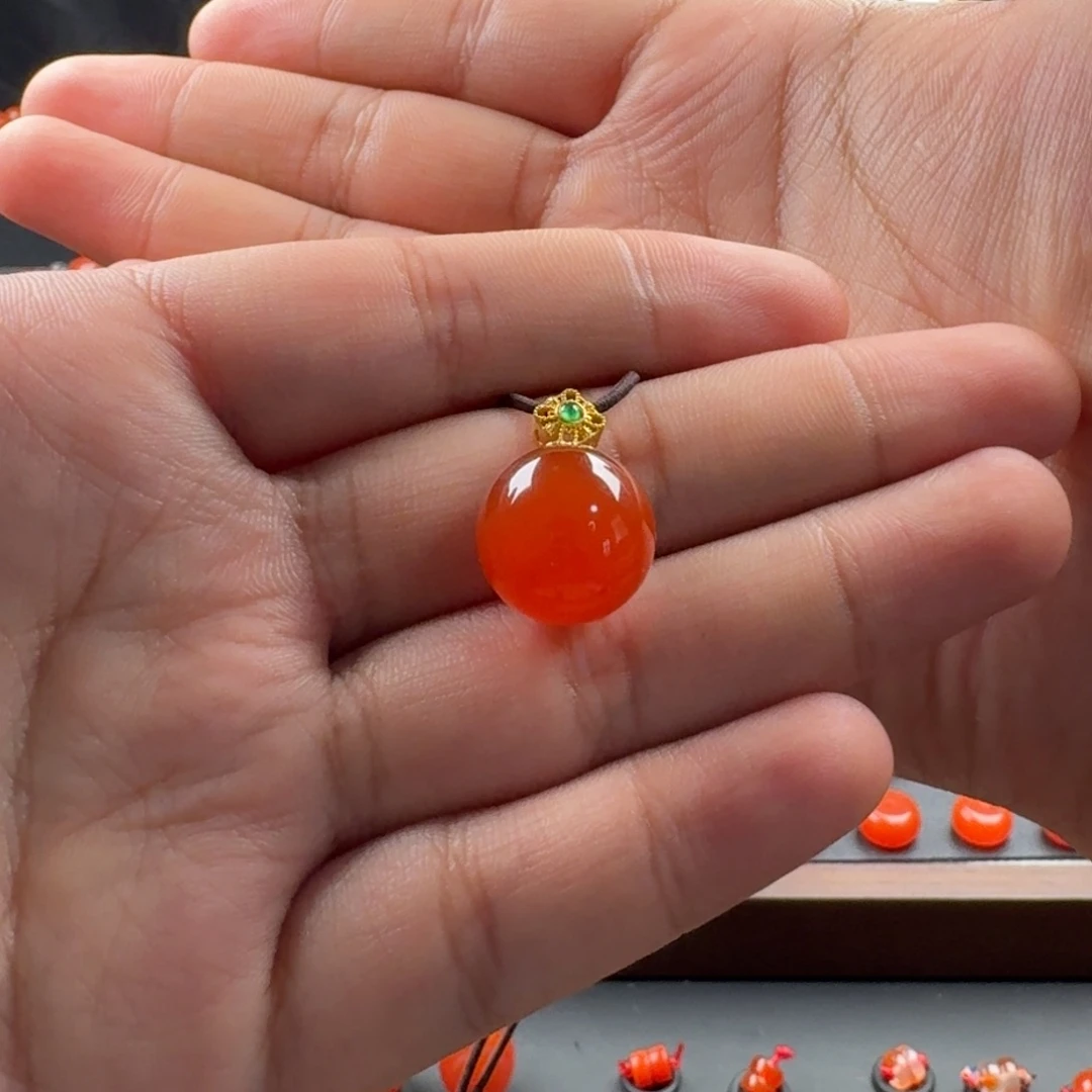 南红玛瑙18K金镶嵌圆珠吊坠13.9mm