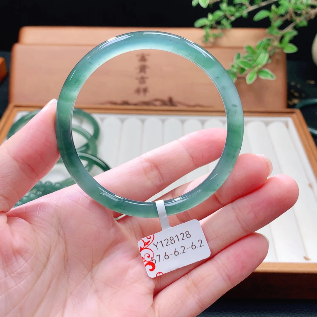 翡翠未镶嵌手镯（圆镯）