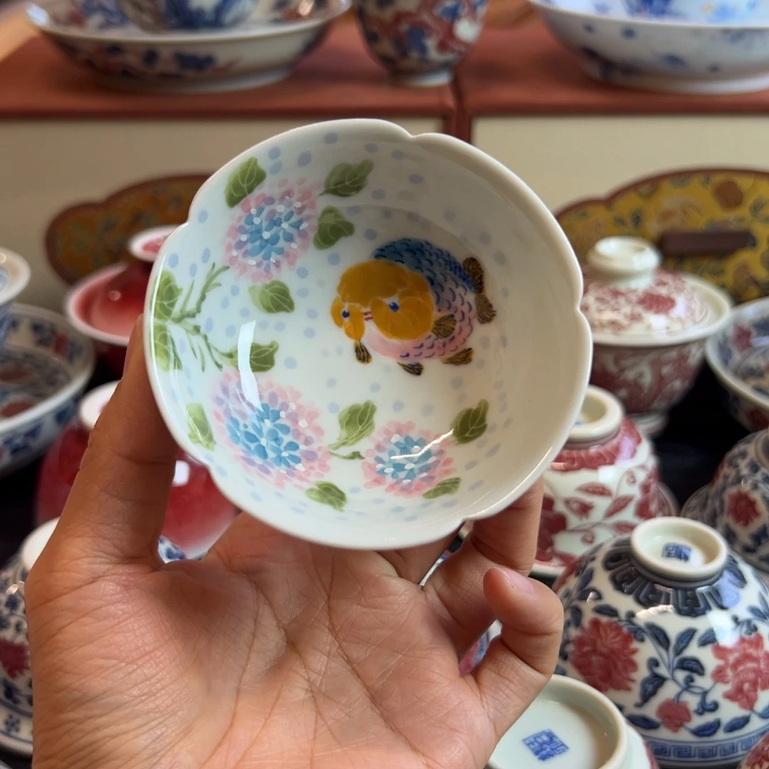 手绘兰寿鱼花口杯