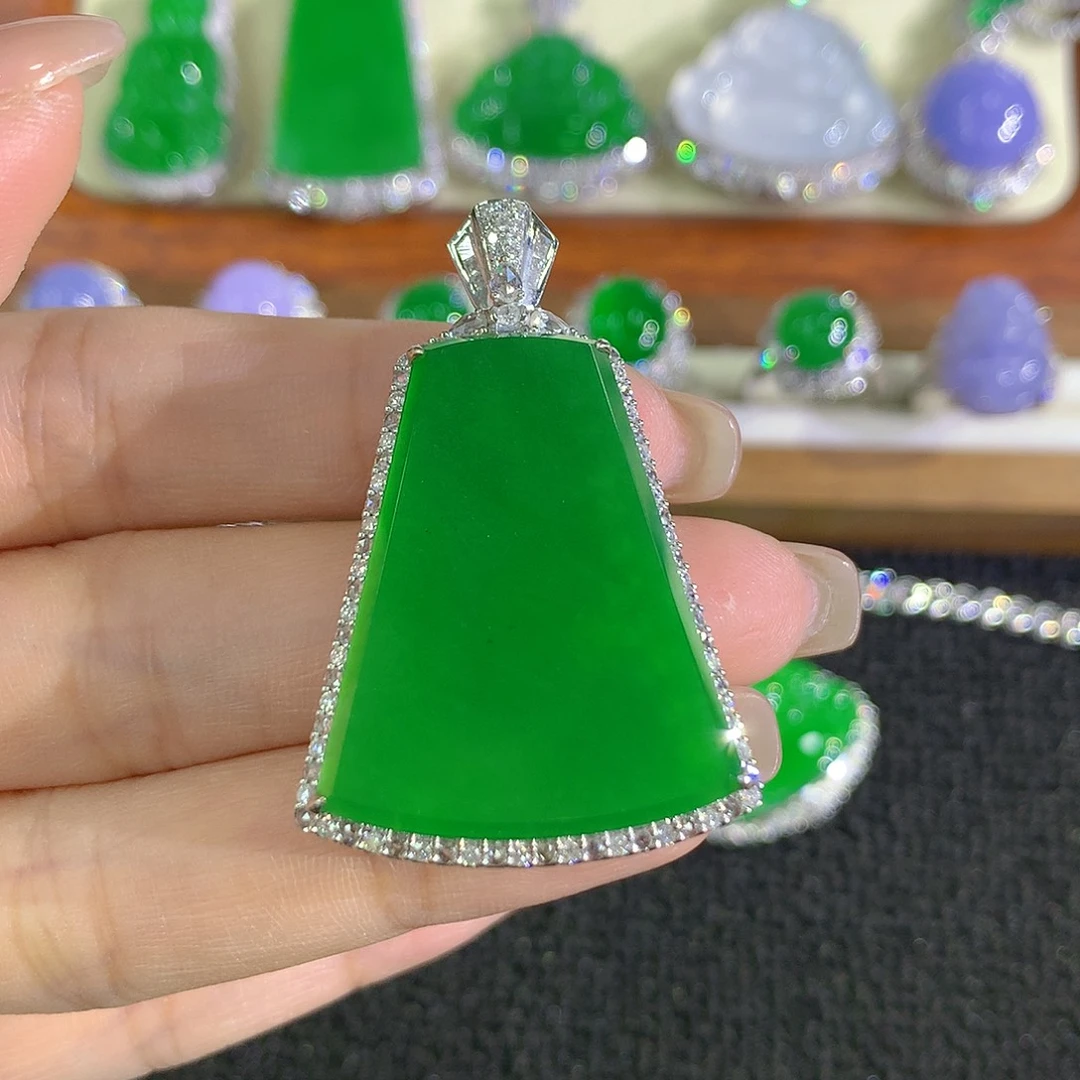 翡翠18K金镶嵌颈饰无事牌