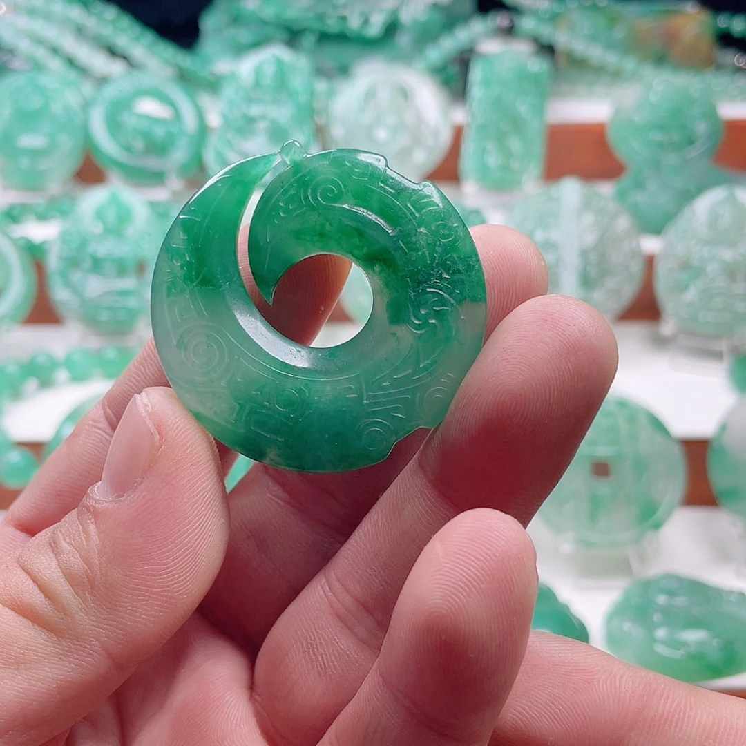 颈饰未镶嵌石英质玉