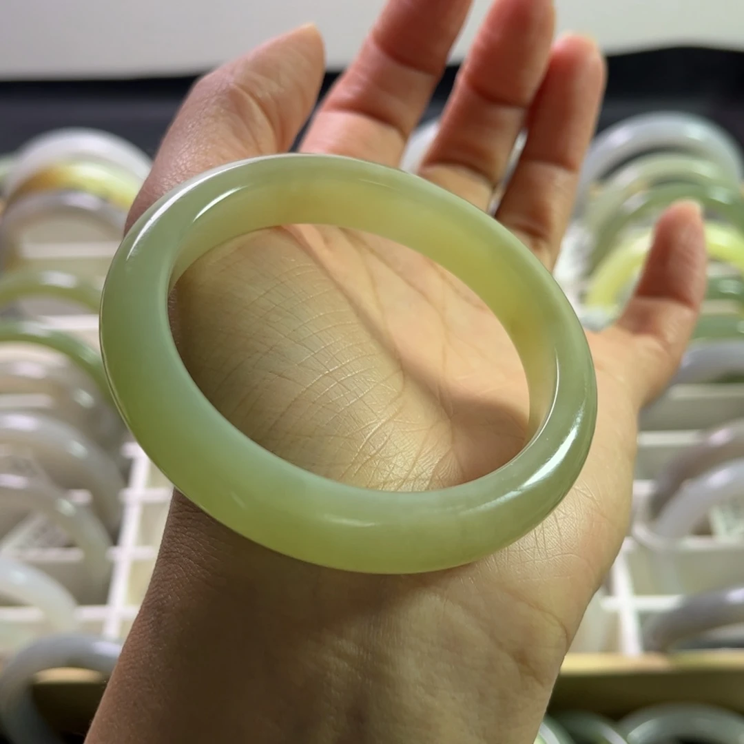 和田玉手镯55.6圈未镶嵌