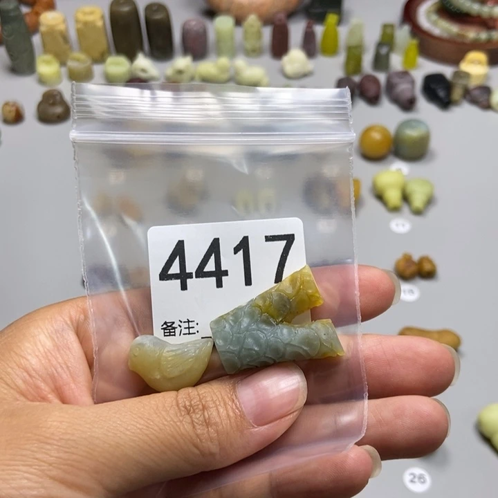 李***Y未镶嵌蛇纹石玉颈饰