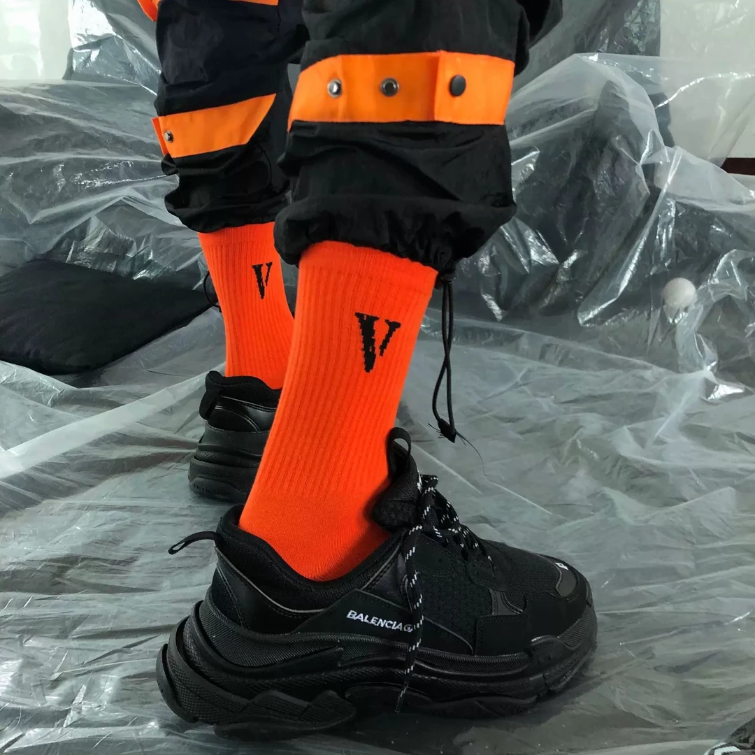 【店家推荐】VLONE POP UP  黑橙大V欧美高街潮牌袜字母中筒袜子