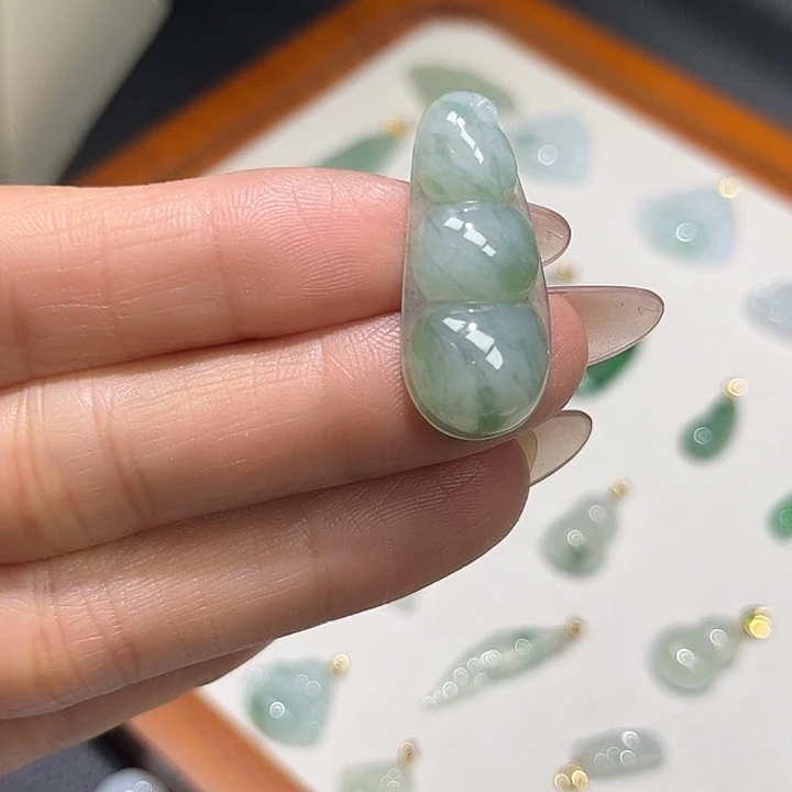 翡翠未镶嵌颈饰福豆