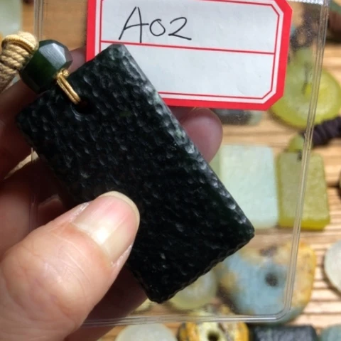 蛇纹石玉颈饰合金