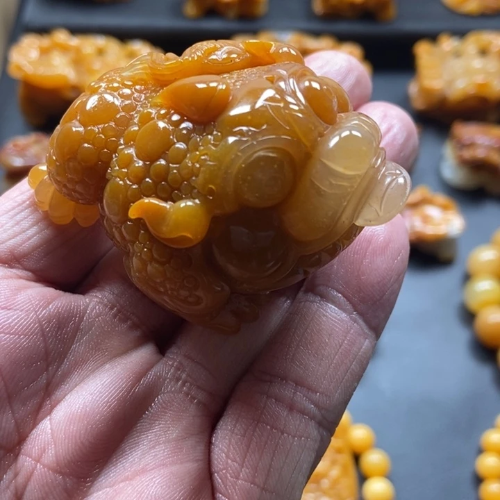 用***1石英质玉（黄龙玉）未镶嵌颈饰