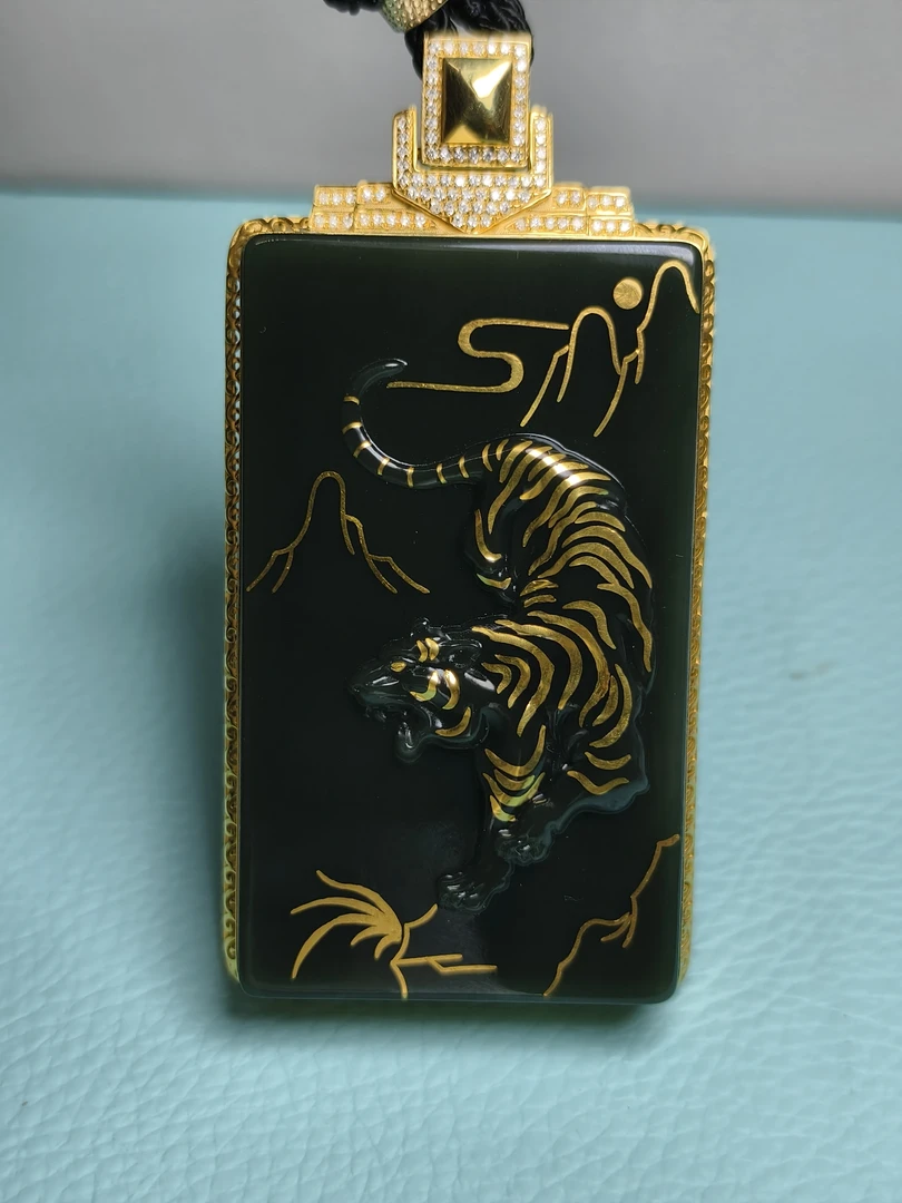 和田玉（青玉）生肖虎男款下山虎玉佩属虎挂件，18k黄金镶嵌