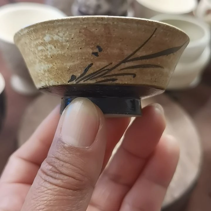 磁州窑糖釉小茶杯有瑕