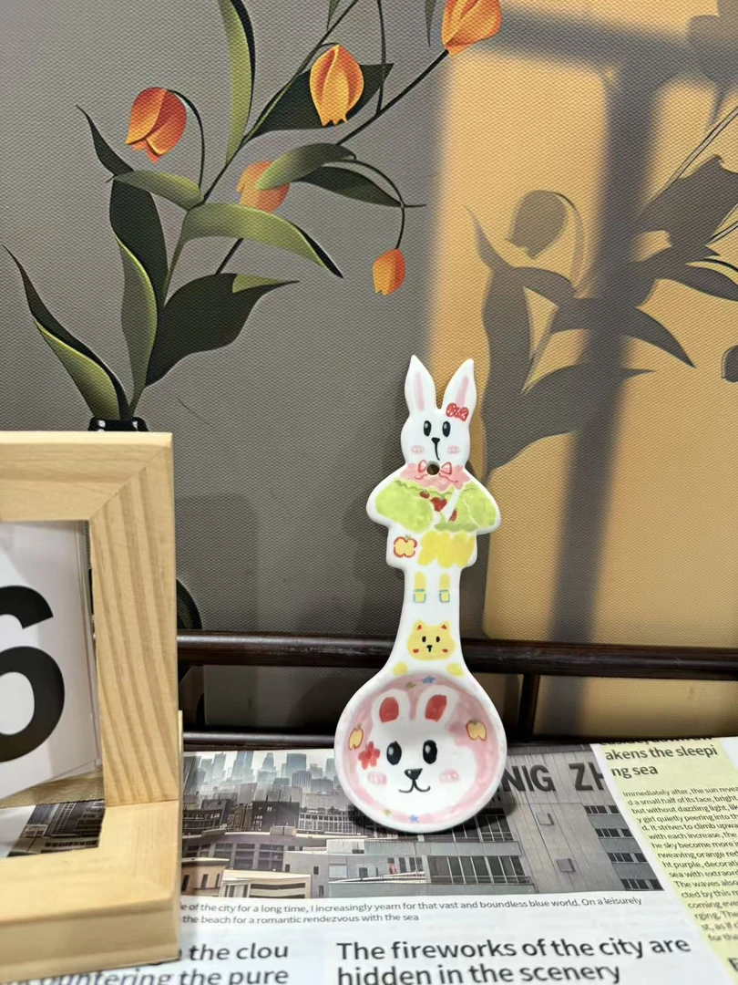景德镇沁心高温釉下彩纯手绘创意瓷 小兔背包勺