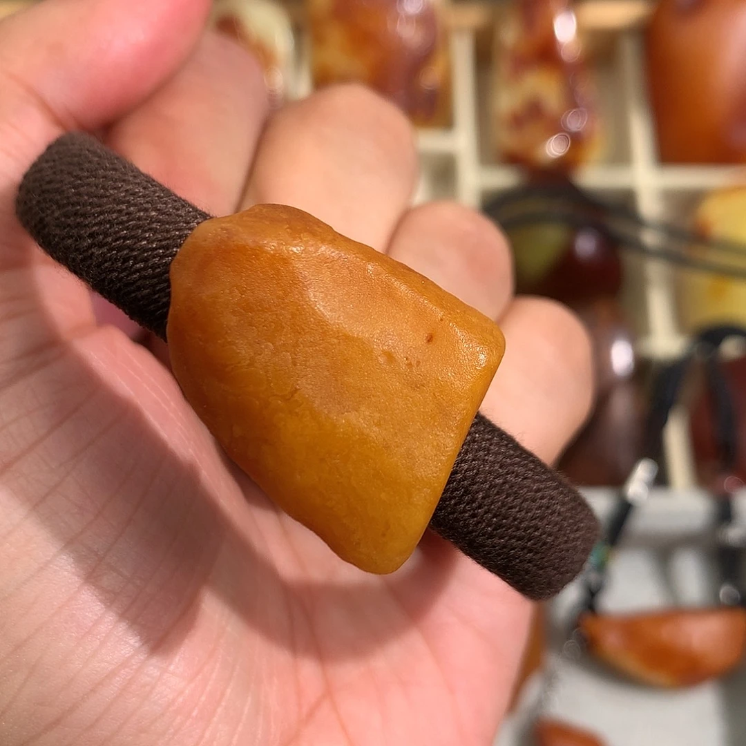 蜜蜡裸石未镶嵌在