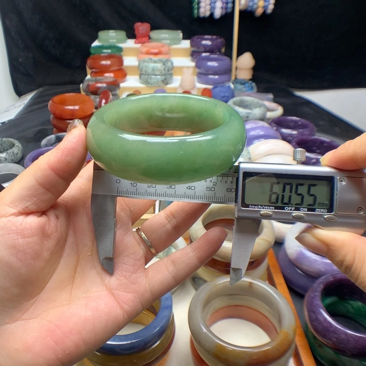 未镶嵌手镯石英质玉