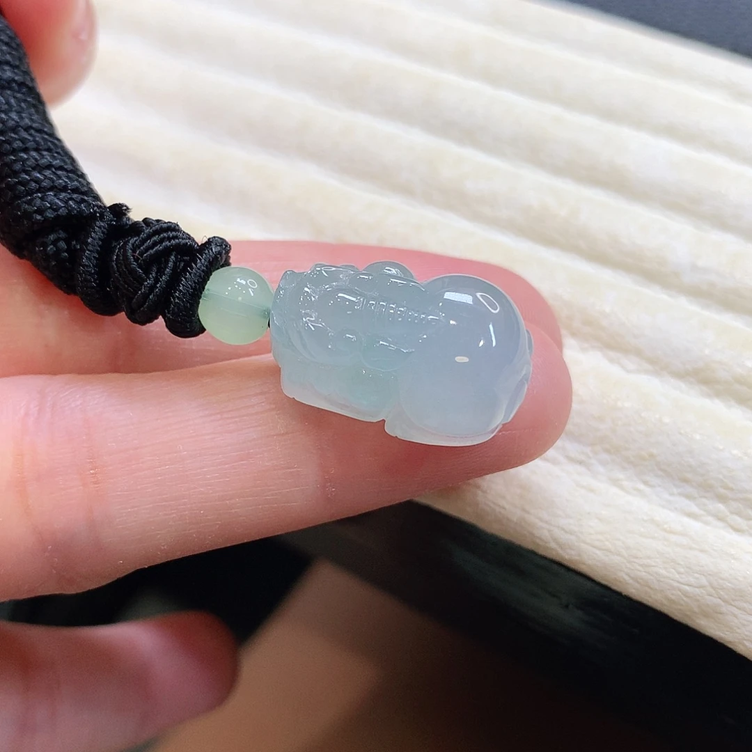 翡翠未镶嵌颈饰貔貅