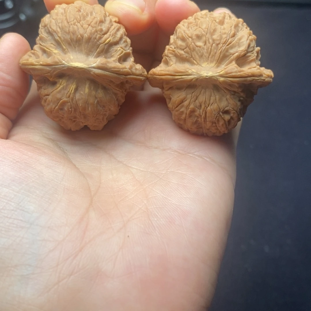 文玩核桃把件血麒麟黄金顶。