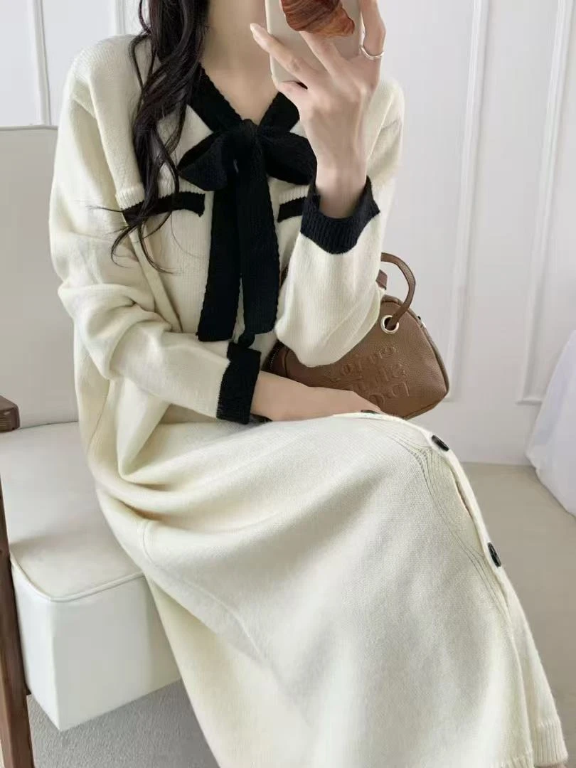 210秋冬2025新款韩版针织连衣裙保暖显瘦中长款打底裙V领毛衣裙