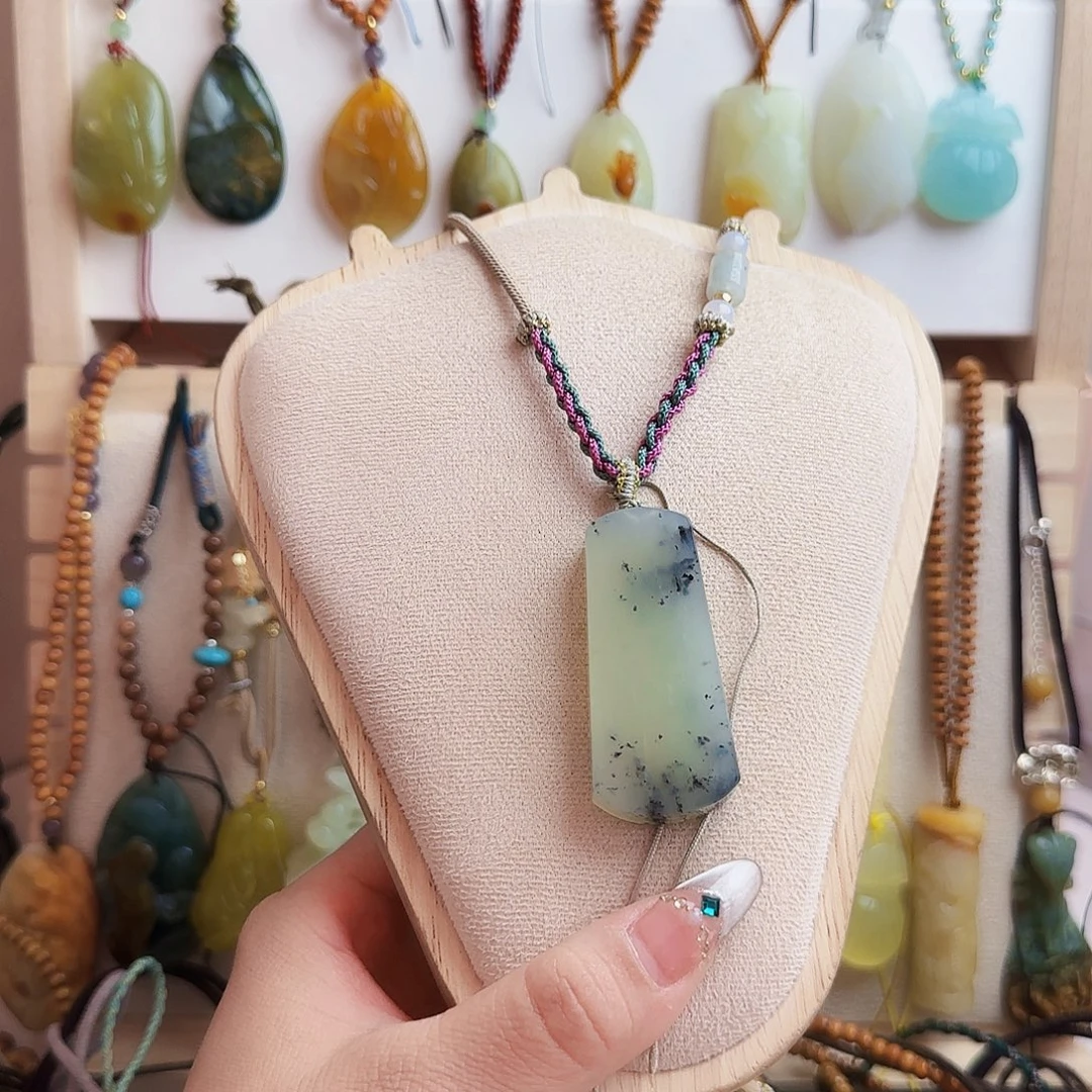 蛇纹石玉未镶嵌颈饰