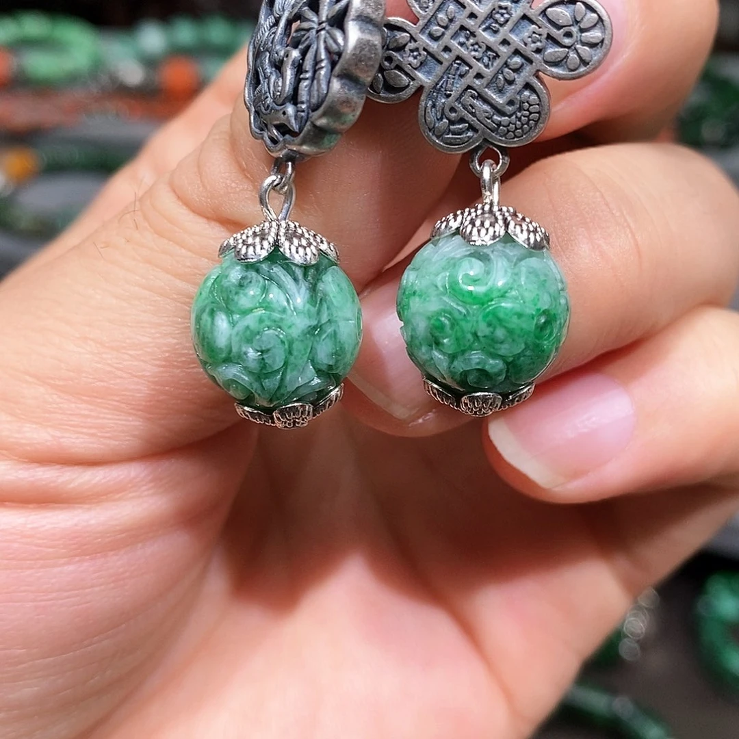 未镶嵌翡翠耳饰漂亮美眉