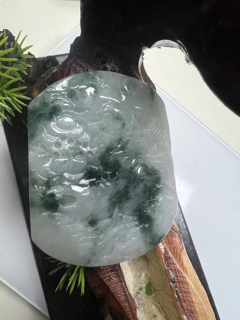 缅甸翡翠A货冰润飘花精雕山水牌精美百搭