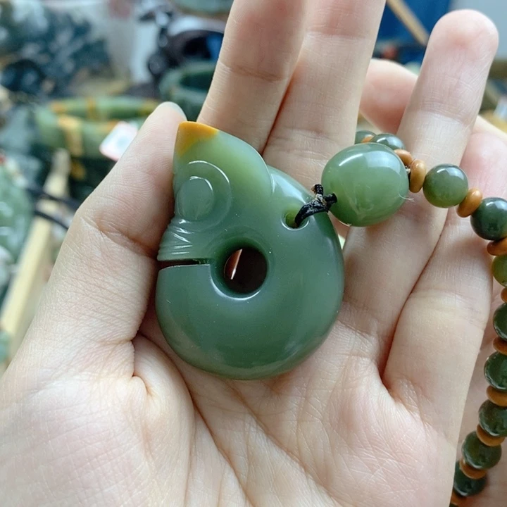 透闪石质玉未镶嵌把件