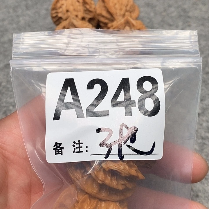 文玩核桃吊坠三棱