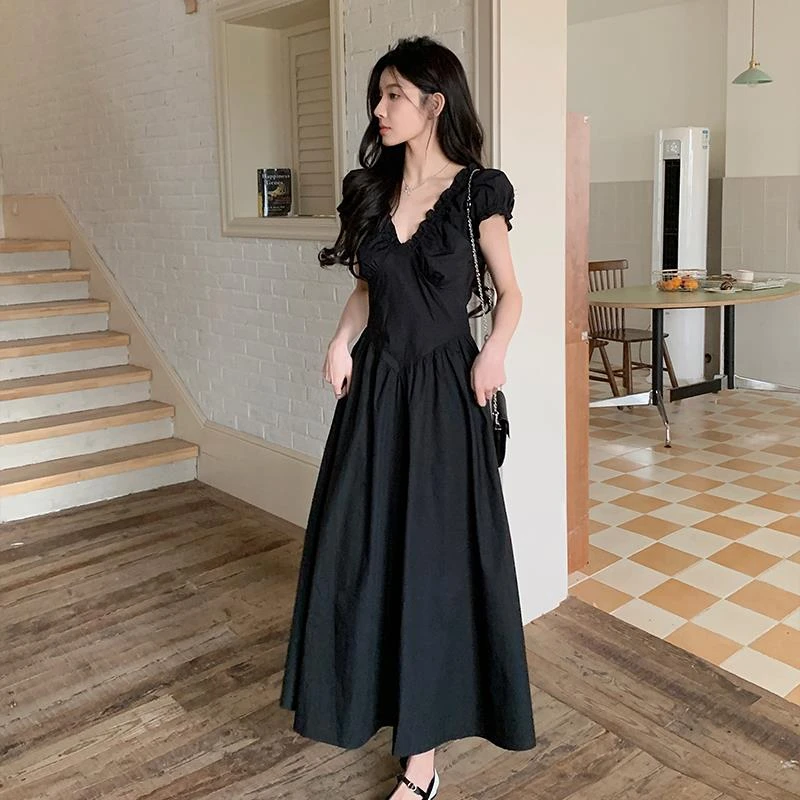 法式小众绝美显瘦连衣裙女夏新款气质黑色V领露背小黑裙长裙女款