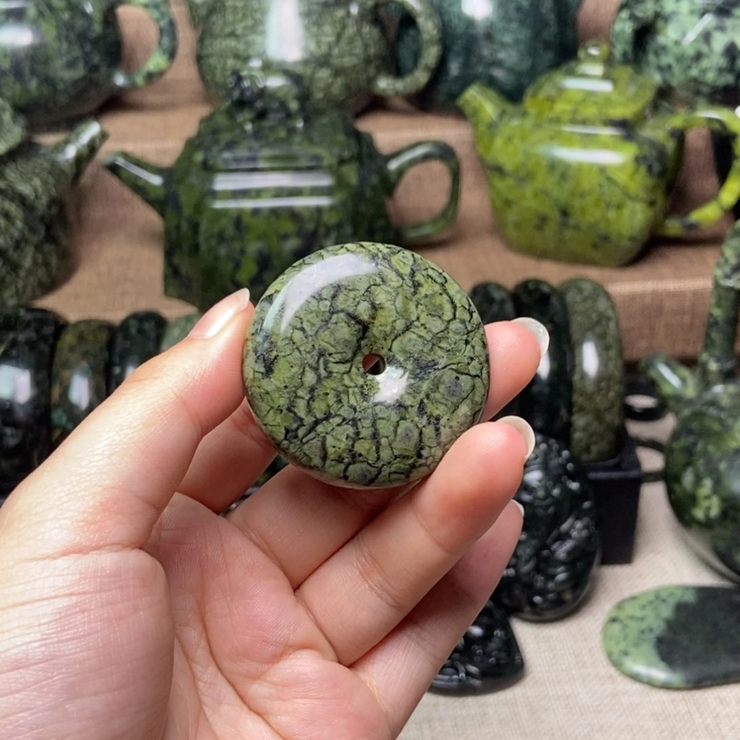 蛇纹石玉颈饰未镶嵌