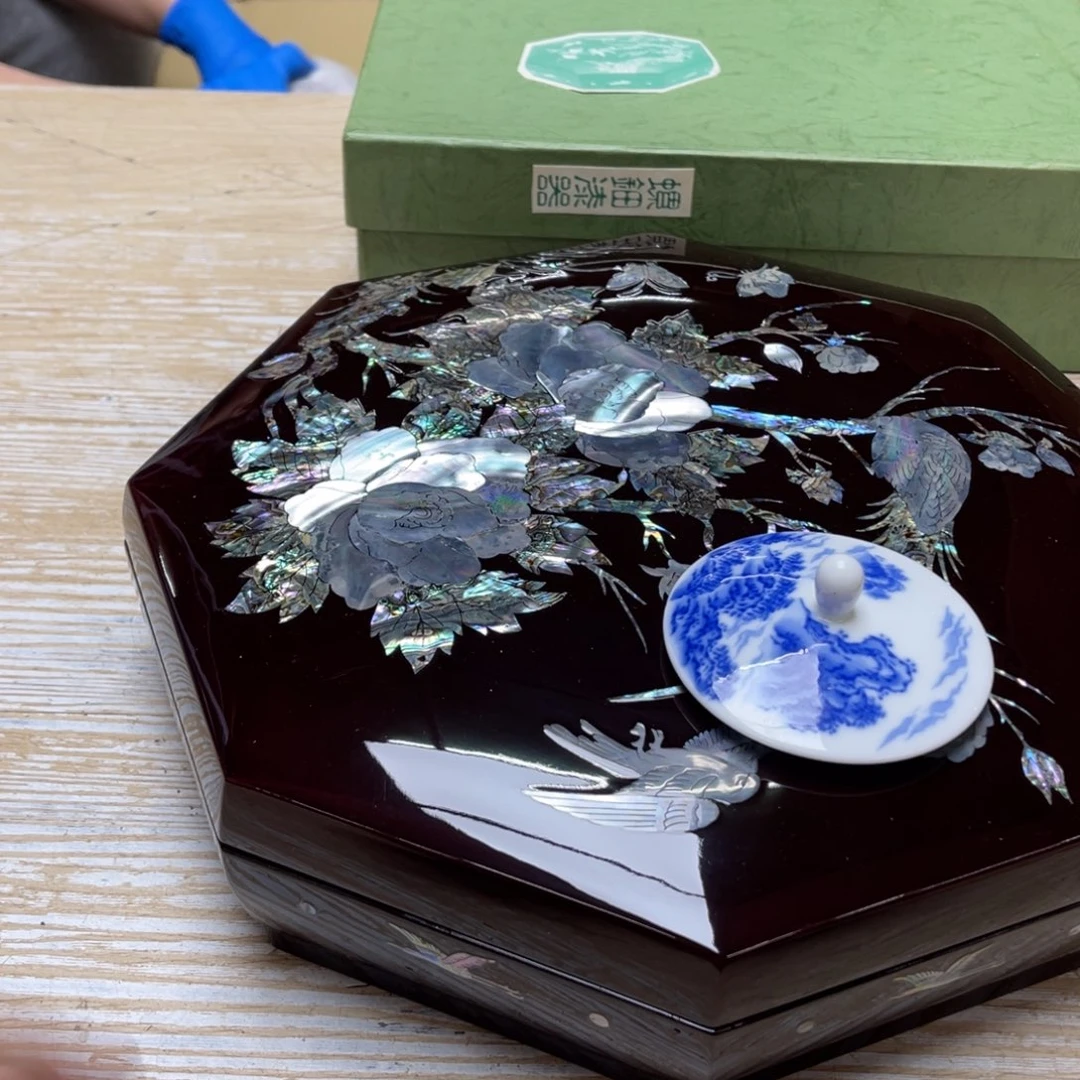 瓷片猎***细密密麻麻地排列着一个