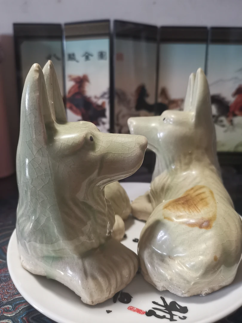 青瓷褐彩小狼狗一对！标价为两只，长12.5厘米，宽17厘米，高12厘米