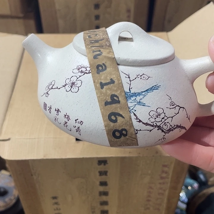 茶壶紫砂矿泥料手工制作的一把紫砂壶。