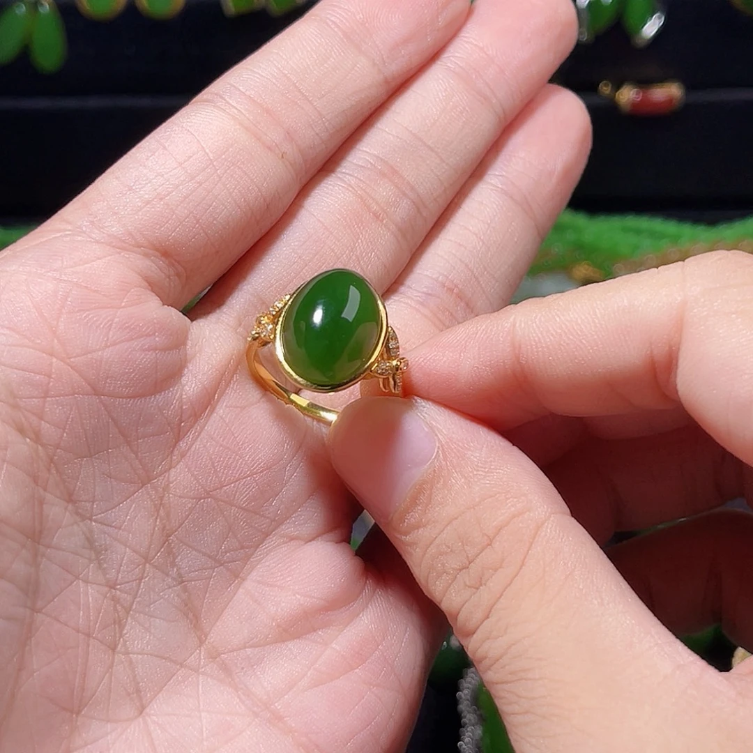 颈饰18K金镶嵌和田玉辣菠菜绿戒指
